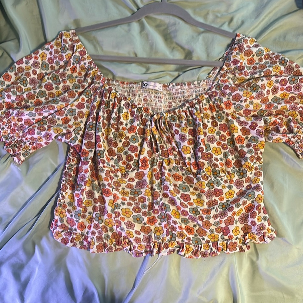 XL SO floral off the shoulder top, slight crop